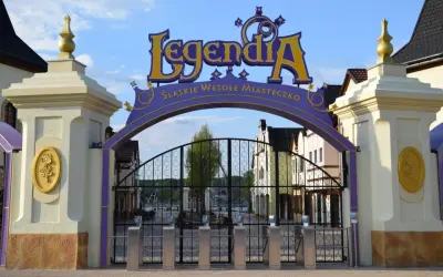 Brama wejściowa do Legendii, Śląskiego Wesołego Miasteczka w Chorzowie, z napisem i bramkami biletowymi.