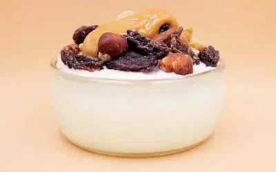 Jogurt proteinowy z bakaliami i karmelem. Idealny dla sportowców i osób dbających o sylwetkę.