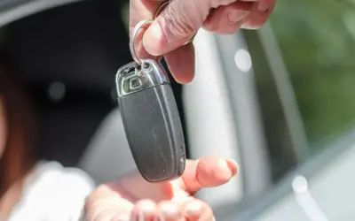 Przekazanie kluczyków do samochodu. To może być początek nowej przygody lub ważna darowizna samochodu.