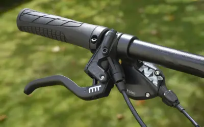 Rowerowy hamulec tarczowy SRAM z manetką MT. Dowiedz się, jak odpowietrzyć hamulce w rowerze bez odpowietrznika.