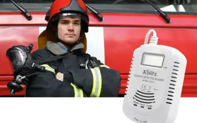 Strażak w hełmie i masce obok detektora gazu. Czy to fałszywy alarm czujnika gazu?