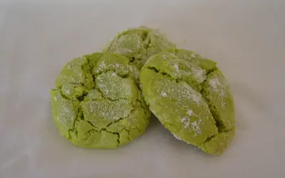 Trois biscuits verts craquelés, saupoudrés de sucre glace. Parfait pour savoir que faire avec des macarons ratés.