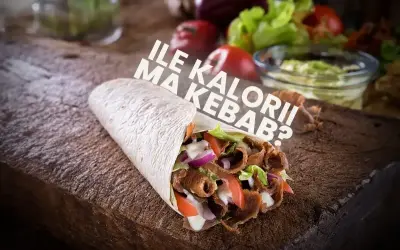 Pyszny kebab na talerzu, pełen mięsa i warzyw. Zastanawiasz się, ile kcal ma ten przysmak?