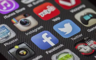 Ikony aplikacji na ekranie smartfona: Facebook, Instagram, Twitter. Czy mogę usunąć Facebooka bez usuwania Messengera?