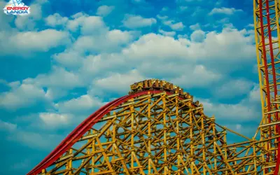 Zadra rollercoaster w Energylandii, drewniana konstrukcja i wagoniki na szczycie, gotowe do zjazdu.