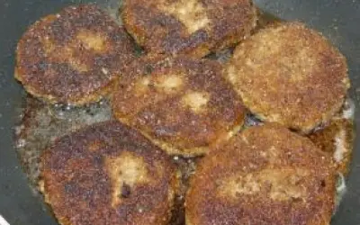 Smażone kotlety z grzybów w panierce, rumiane i apetyczne, skwierczą na patelni.