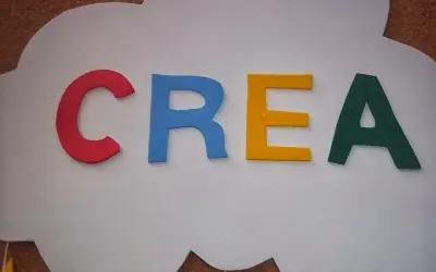 Letras de colores sobre una nube blanca, ideal para nubes manualidades para niños.