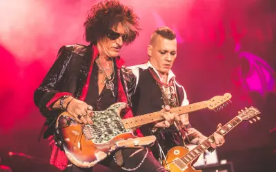 Joe Perry i Johnny Depp, członkowie Hollywood Vampires, grają na gitarach podczas koncertu.