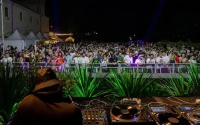 Un DJ suona per una folla entusiasta a uno dei tanti festival musicali in Italia.