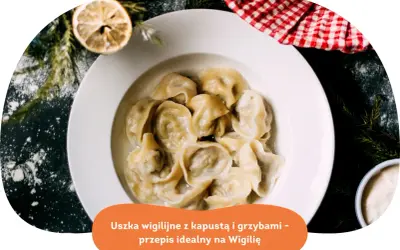 Pyszne uszka z grzybami, idealne na Wigilię, podane w białej misce, ozdobione gałązkami choinki i plasterkiem cytryny.
