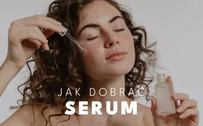 Kobieta aplikuje kroplę serum na twarz. Dowiedz się, co to jest serum i jak wybrać najlepsze dla siebie.