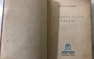 Copertina di "E LLUCE-LUCE" di Rocco Galdieri, poesie con parole napoletane. Edito da Tirrena, Napoli.