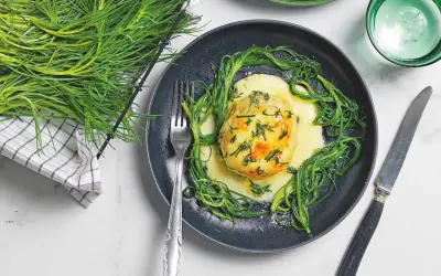 Piatto di pesce con salsa gialla e salicornia, un'idea per ricette senza glutine facili e gustose.