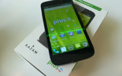 Smartfon Kazam 5 z zielonym ekranem, na którym widać ikonę "Czasoumilacz Plus".