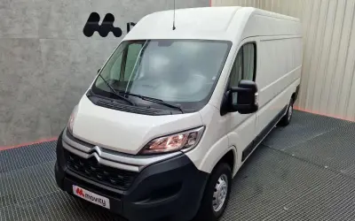 Furgoneta blanca Citroën Jumper 2.2 HDI, lista para solucionar cualquier problema.