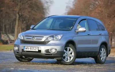Srebrna Honda CRV 2.2 diesel zaparkowana na zewnątrz. Zastanawiasz się, jaki olej do Hondy CRV 2.2 diesel?