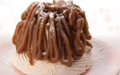 Delicioso mont blanc dulce, un postre de merengue cubierto con crema de castañas y espolvoreado con azúcar glas.