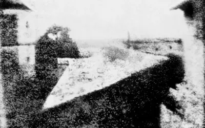 Pierwsze zdjęcie świata, z 1826 roku, pokazuje widok z okna. Właśnie wtedy powstała fotografia.