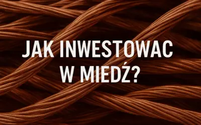 Sploty miedzianych kabli tworzą tło dla napisu "Jak inwestować w miedź?".