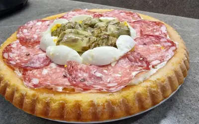 Crostata morbida salata con salame, uova sode e carciofini sott'olio, un'idea gustosa per un aperitivo o un antipasto.