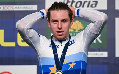 Tim Torn Teutenberg mit Medaille und Europasternen auf dem Trikot, Hände im Haar.