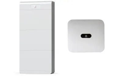 Vit, stapelbar batterienhet, modell luna2000, bredvid en vit växelriktare.