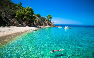 Plaża z turkusową wodą, idealna na snorkeling. W okolicy Salonik mnóstwo takich atrakcji.