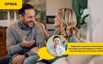 Para rozmawia, kobieta kładzie dłoń na ramieniu mężczyzny. W tle zdjęcie psycholog.