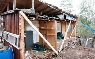 En byggnad i förfall, som från en grannfejden film. Taket är skadat, väggarna trasiga och bråte ligger överallt.