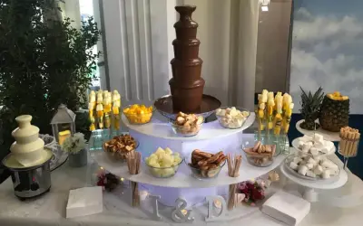 Ideas mesa dulce: fuente de chocolate blanco y negro, frutas, malvaviscos y galletas para una celebración.