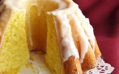 Wilgotna babka cytrynowa z lukrem, wygląda tak apetycznie, że aż chce się ją schrupać! Mniam!