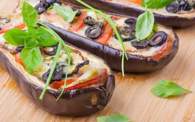 Aubergines farcies, une recette italienne savoureuse avec viande hachée, tomates, olives et basilic frais.