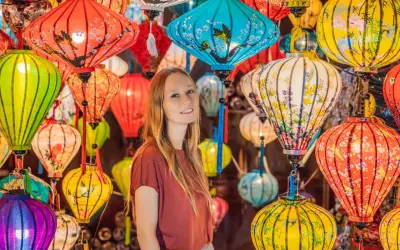 Kobieta wśród kolorowych lampionów, tworzących magiczną atmosferę wietnamskiego Nowego Roku.