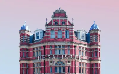The Salisbury, hotel z niebieskimi kopułami, to jedno z nietypowych miejsc w Londynie.