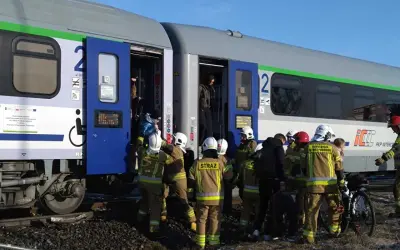Strażacy pomagają pasażerom wysiadać z pociągu PKP Intercity. Może to być związane z awarią, która wpłynęła na kazek rozkład jazdy Ełk.