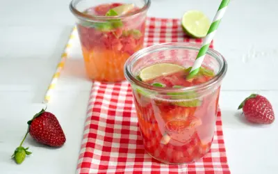 Orzeźwiający mojito truskawkowe z miętą i limonką, podany w słoiczkach. Idealny na upalne dni.