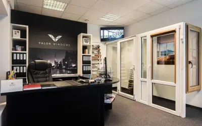 Recepcja salonu okien i drzwi z ekspozycją produktów.