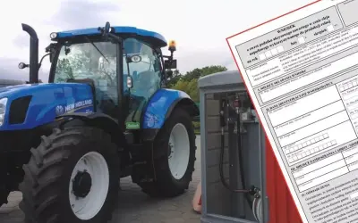 Niebieski traktor obok dystrybutora paliwa i formularza wniosku o zwrot podatku akcyzowego. Jakie dane do faktury na paliwo rolnicze są potrzebne?