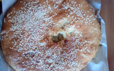 Pyszne, okrągłe kubdari posypane sezamem. Idealne na przekąskę, choć warto pamiętać o kubdari kcal.