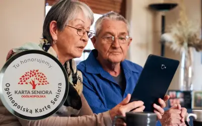 Para dowiedzieć się, jak zdobyć Kartę Seniora, starsza para wspólnie przegląda informacje na tablecie.