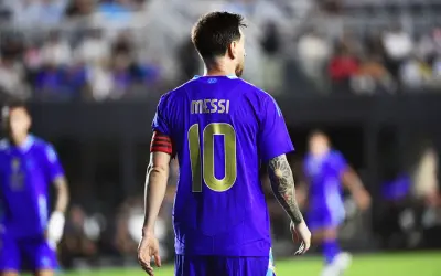 Messi, jeden z najlepszych piłkarzy Argentyny, w fioletowej koszulce z numerem 10.