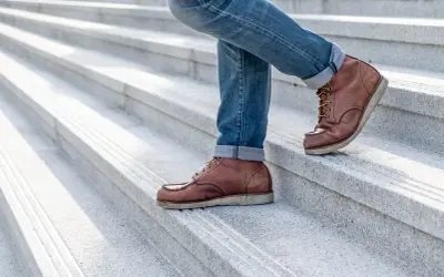 Męskie buty do jeansów: brązowe, sznurowane botki na jasnej podeszwie, idealne do podwiniętych denimów.
