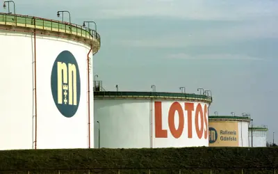 Ogromne zbiorniki rafinerii Lotos w Gdańsku, symbol polskiego przemysłu.