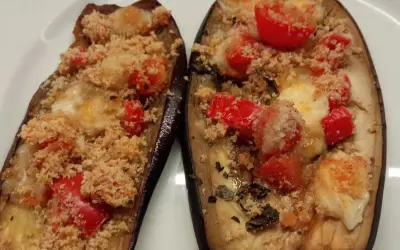 Melanzane ripiene al forno, con pomodorini, formaggio filante e pangrattato croccante. Un'ottima crema di melanzane.