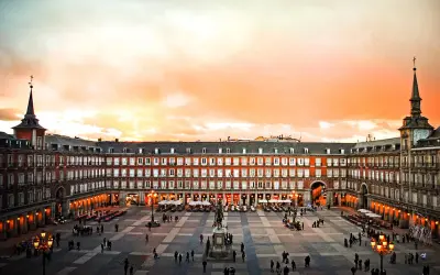 Plaza Mayor de Madrid au coucher du soleil. Idéal pour savoir que faire à Madrid : flâner, dîner en terrasse, admirer l'architecture.