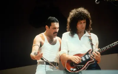 Freddie Mercury i Brian May z Queen podczas legendarnego koncertu Live Aid w 1985 roku.