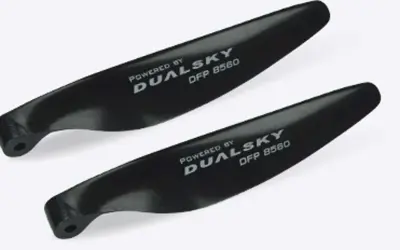 Zwei schwarze Propeller, Modell DFP 8560 von DualSky, bereit für den Einsatz.