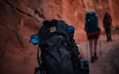 Trekking co to? Wędrówka przez kanion z plecakami i kijkami. Przygoda na łonie natury.