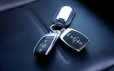 Dwa kluczyki Mercedesa z logo, gotowe do kodowania.