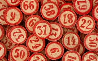 Tanti numeri su tessere di tombola, un anniversario di matrimonio numero smorfia napoletana.